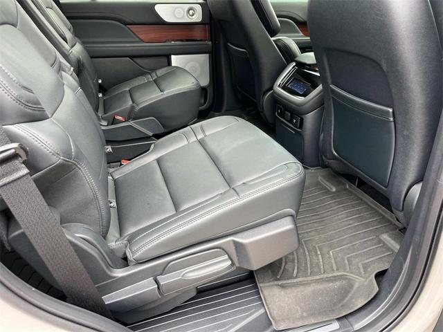 Photo of 2024 CERAMIC PEARL MET 3C Lincoln Navigator
