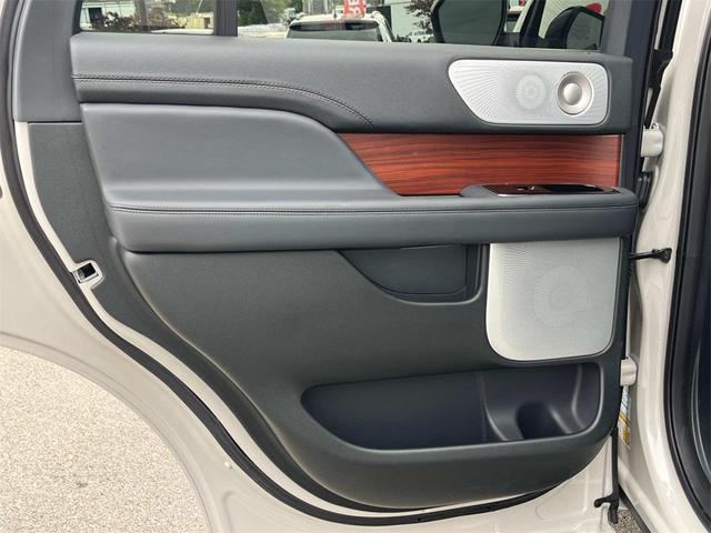 Photo of 2024 CERAMIC PEARL MET 3C Lincoln Navigator