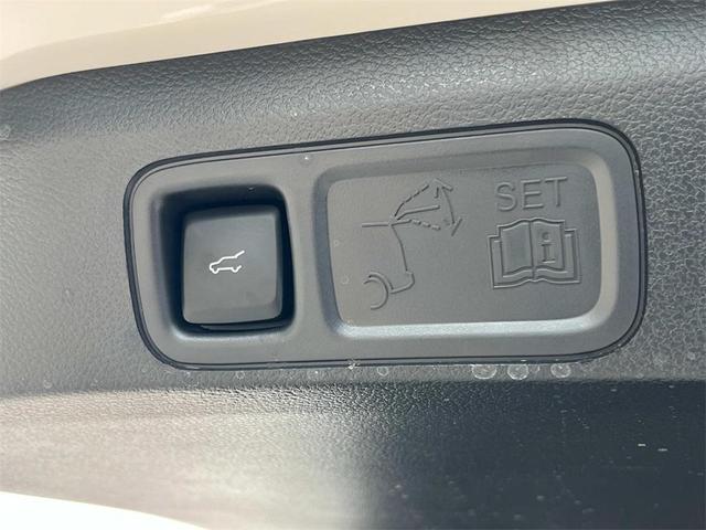 Photo of 2024 CERAMIC PEARL MET 3C Lincoln Navigator