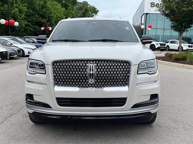Photo of 2024 CERAMIC PEARL MET 3C Lincoln Navigator