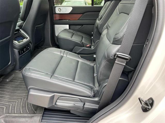 Photo of 2024 CERAMIC PEARL MET 3C Lincoln Navigator