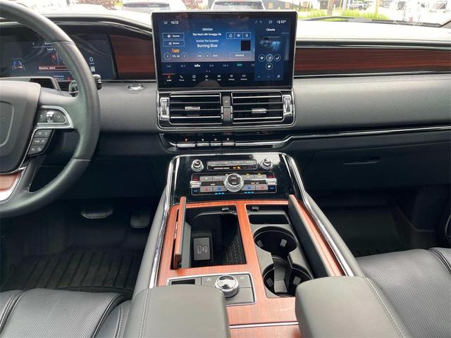 Photo of 2024 CERAMIC PEARL MET 3C Lincoln Navigator