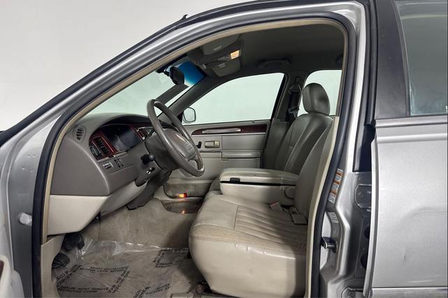 Photo of 2004 PEWTER Lincoln Town Car