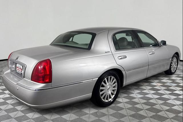 Photo of 2004 PEWTER Lincoln Town Car