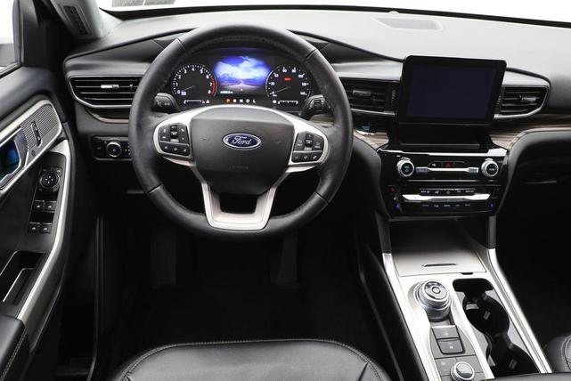 Photo of 2023 Iconic Silver Metallic Ford Explorer