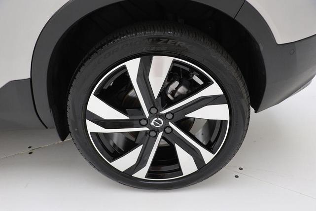 Photo of 2025 Silver Dawn Metallic Volvo XC40