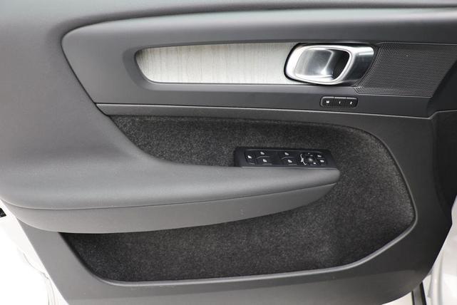 Photo of 2025 Silver Dawn Metallic Volvo XC40