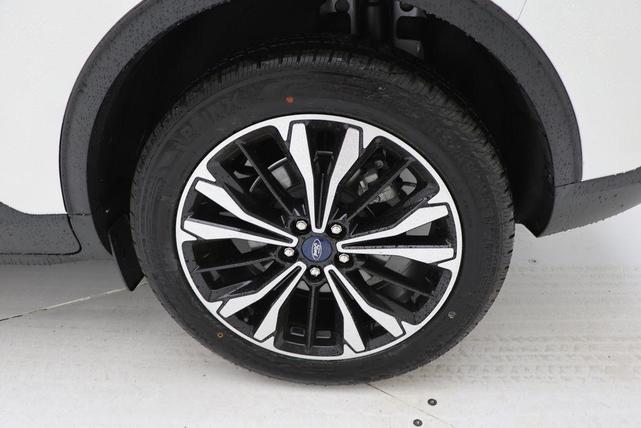Photo of 2022 Star White Metallic Tri-Coat Ford Escape