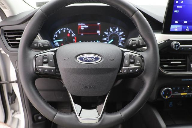 Photo of 2022 Star White Metallic Tri-Coat Ford Escape