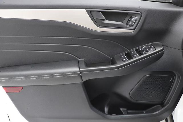 Photo of 2022 Star White Metallic Tri-Coat Ford Escape