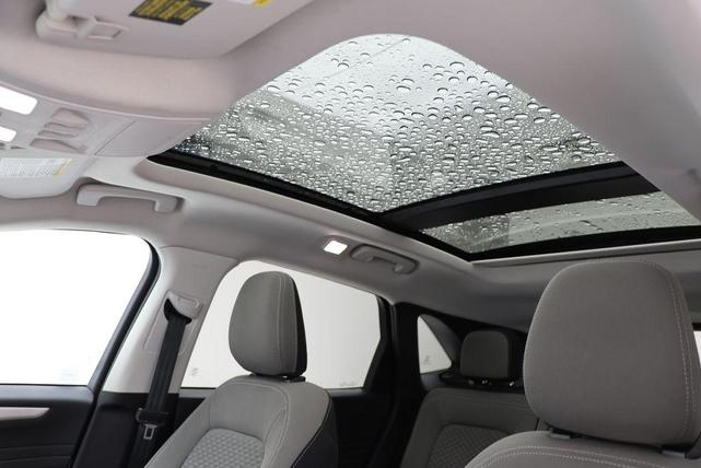 Photo of 2022 Star White Metallic Tri-Coat Ford Escape