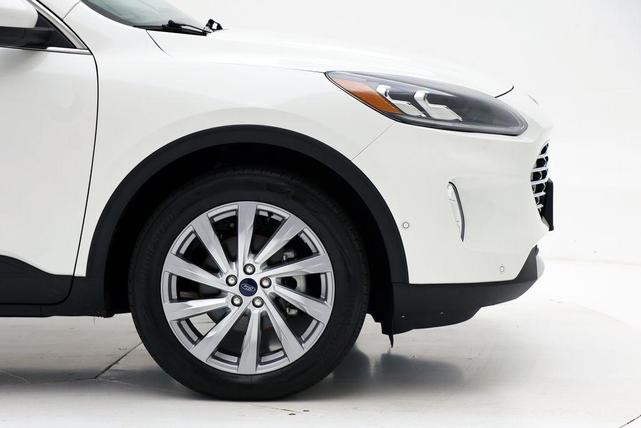 Photo of 2022 Star White Metallic Tri-Coat Ford Escape