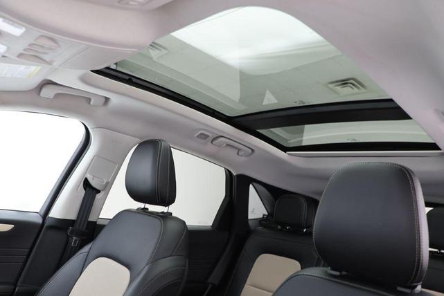 Photo of 2022 Star White Metallic Tri-Coat Ford Escape