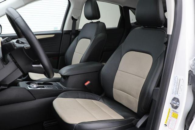 Photo of 2022 Star White Metallic Tri-Coat Ford Escape