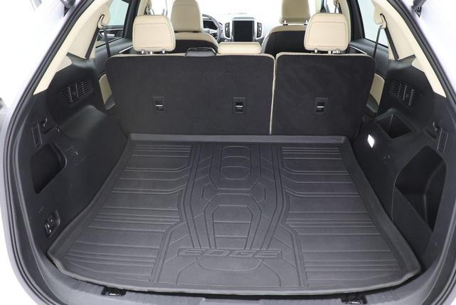 Photo of 2022 Oxford White Ford Edge