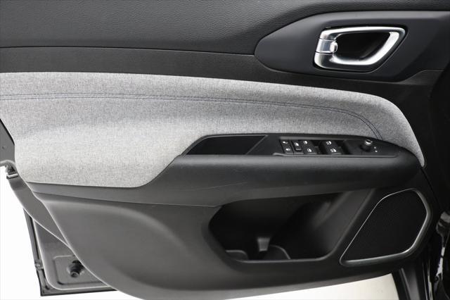 Photo of 2022 Diamond Black Crystal Pearlcoat Jeep Compass