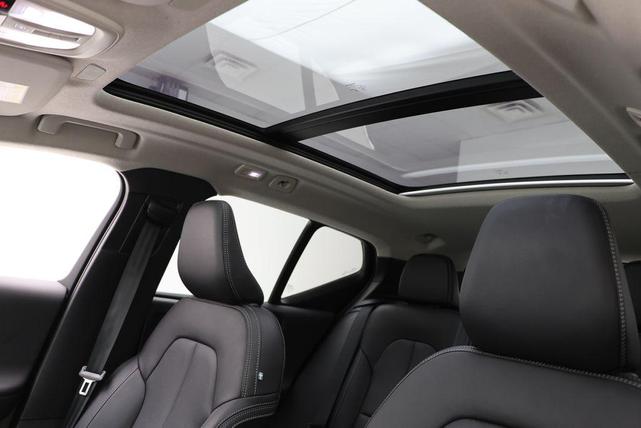 Photo of 2025 Silver Dawn Metallic Volvo XC40