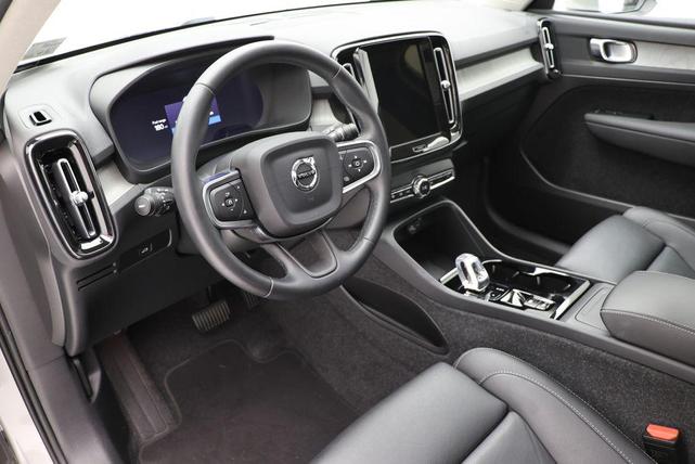 Photo of 2025 Silver Dawn Metallic Volvo XC40