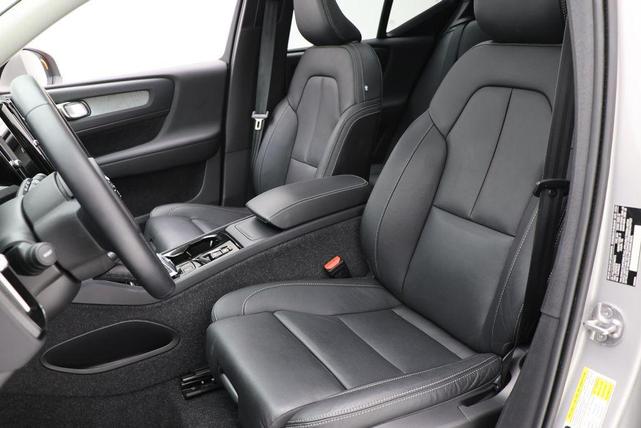 Photo of 2025 Silver Dawn Metallic Volvo XC40