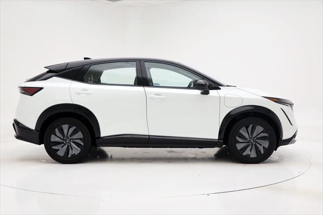 Photo of 2023 Everest White Pearl Tricoat/Black Diamond Pearl Nissan ARIYA
