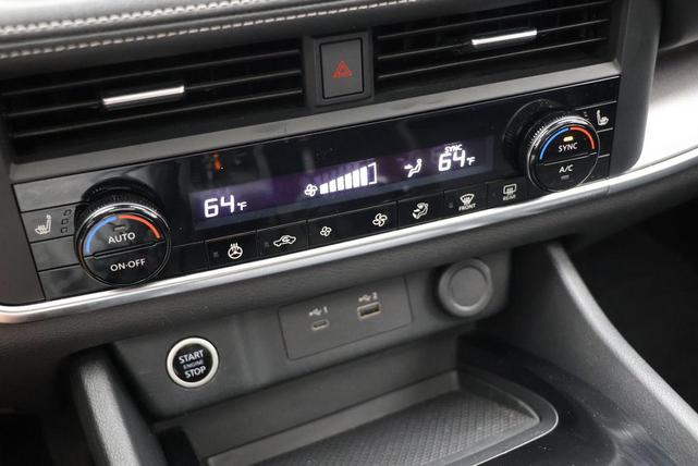 Photo of 2023 Pearl White Tricoat/Super Black Nissan Rogue