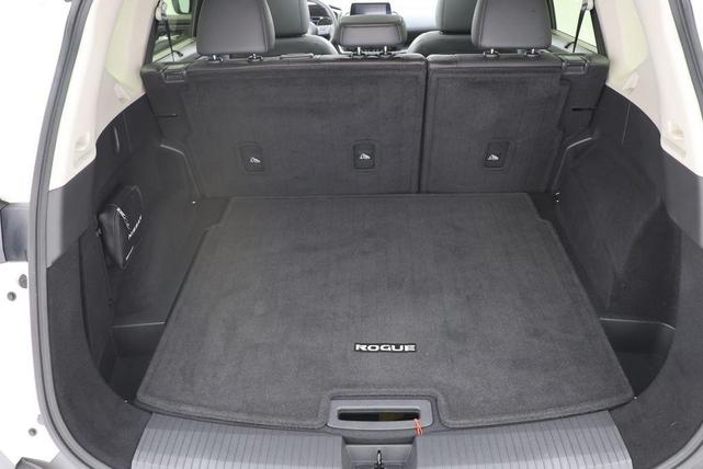 Photo of 2023 Pearl White Tricoat/Super Black Nissan Rogue