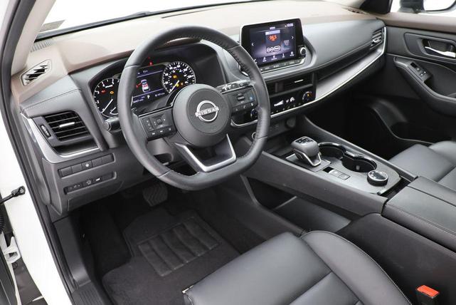 Photo of 2023 Pearl White Tricoat/Super Black Nissan Rogue
