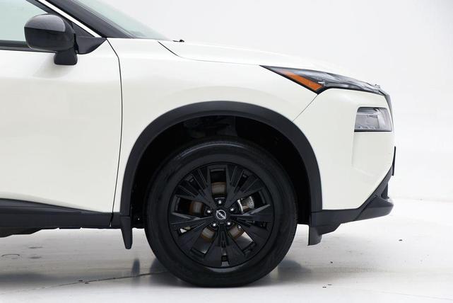 Photo of 2023 Pearl White Tricoat/Super Black Nissan Rogue