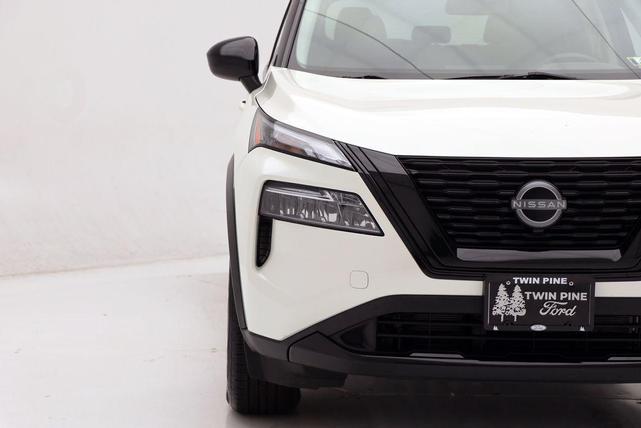 Photo of 2023 Pearl White Tricoat/Super Black Nissan Rogue