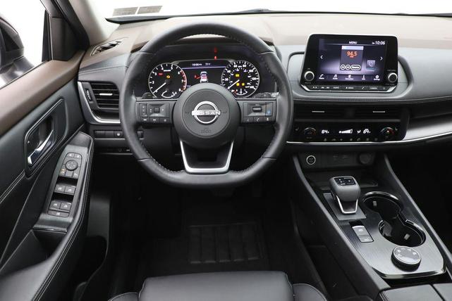 Photo of 2023 Pearl White Tricoat/Super Black Nissan Rogue