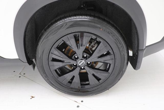 Photo of 2023 Pearl White Tricoat/Super Black Nissan Rogue