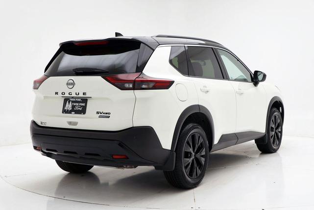 Photo of 2023 Pearl White Tricoat/Super Black Nissan Rogue