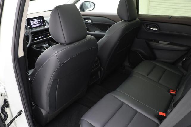 Photo of 2023 Pearl White Tricoat/Super Black Nissan Rogue