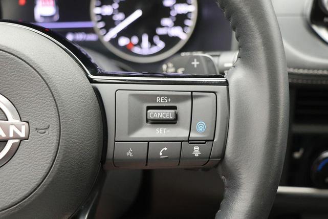Photo of 2023 Pearl White Tricoat/Super Black Nissan Rogue