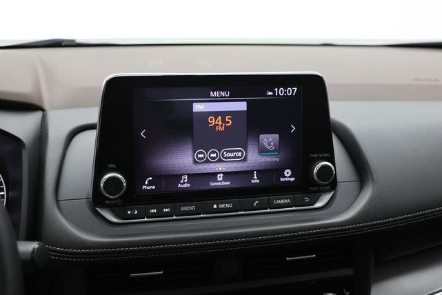 Photo of 2023 Pearl White Tricoat/Super Black Nissan Rogue