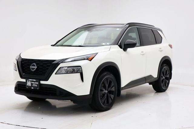 Photo of 2023 Pearl White Tricoat/Super Black Nissan Rogue