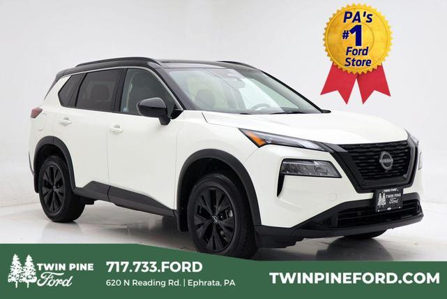 Photo of 2023 Pearl White Tricoat/Super Black Nissan Rogue