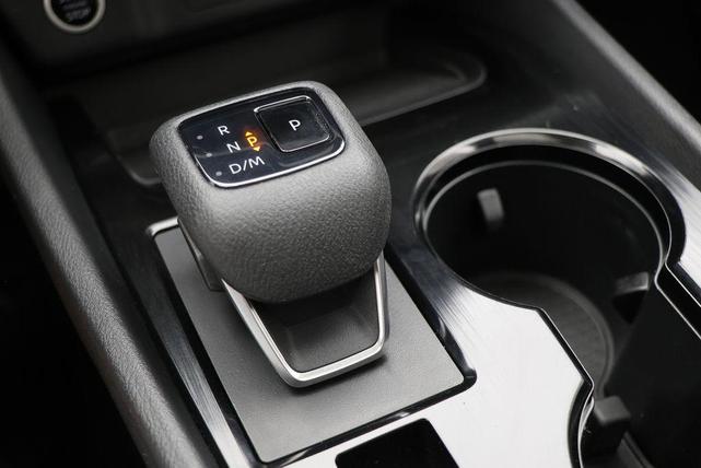 Photo of 2023 Pearl White Tricoat/Super Black Nissan Rogue