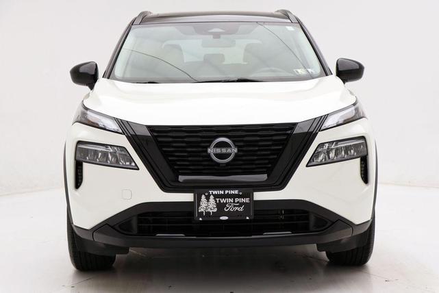 Photo of 2023 Pearl White Tricoat/Super Black Nissan Rogue
