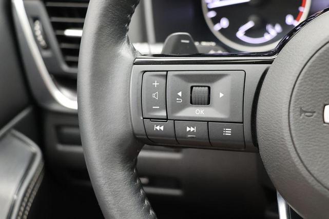 Photo of 2023 Pearl White Tricoat/Super Black Nissan Rogue