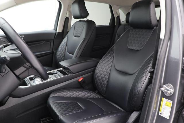 Photo of 2024 Carbonized Gray Metallic Ford Edge