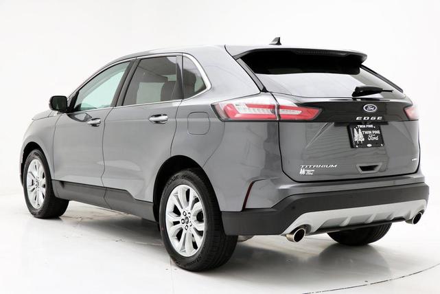 Photo of 2024 Carbonized Gray Metallic Ford Edge