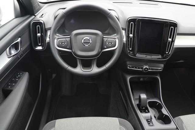 Photo of 2025 Silver Dawn Metallic Volvo XC40