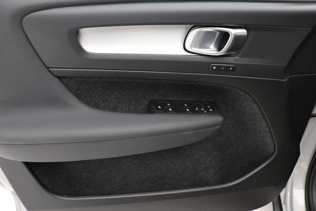 Photo of 2025 Silver Dawn Metallic Volvo XC40
