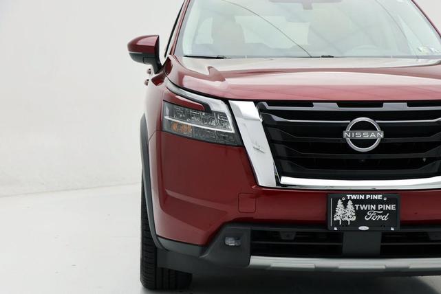 Photo of 2022 Scarlet Ember Tintcoat Nissan Pathfinder