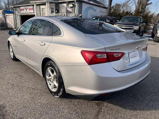Photo of 2017 Silver Ice Metallic Chevrolet Malibu