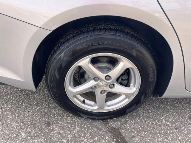 Photo of 2017 Silver Ice Metallic Chevrolet Malibu