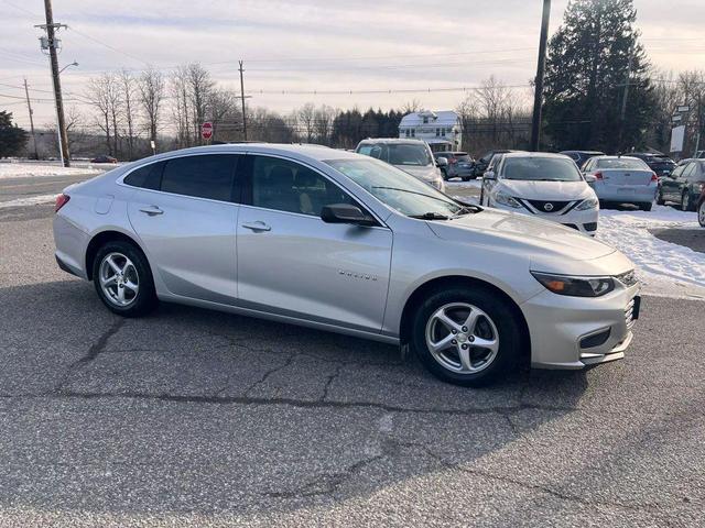 Photo of 2017 Silver Ice Metallic Chevrolet Malibu