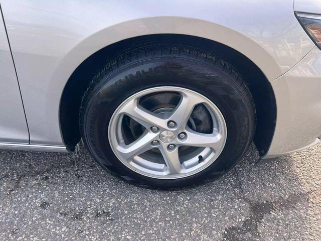 Photo of 2017 Silver Ice Metallic Chevrolet Malibu