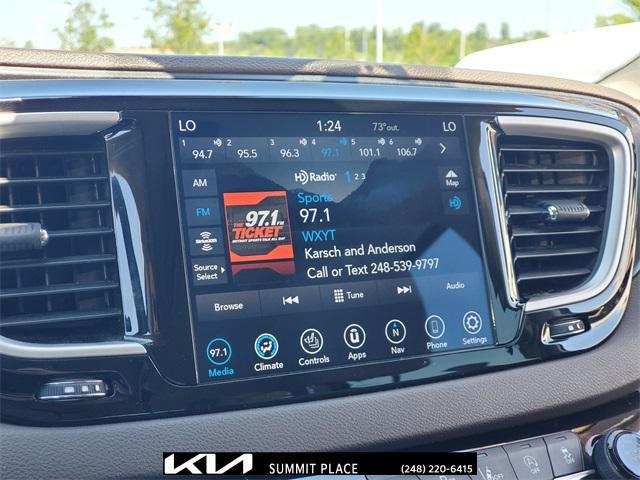 Photo of 2020 Granite Crystal Metallic Clearcoat Chrysler Pacifica